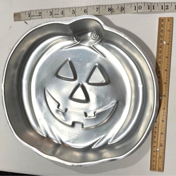 Vintage Wilton Aluminum Jack-O-Lantern Pumpkin Cake Pan Halloween Baking Mold - Picture 2 of 3